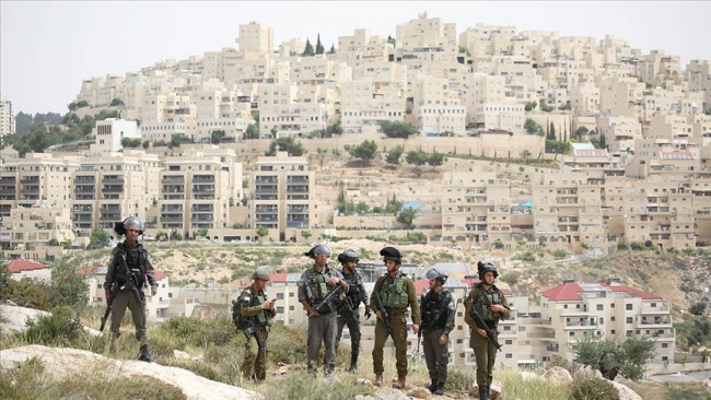 (İsrail askerleri ve yasadışı Yahudi yerleşim yerleri. Fotoğraf: AA)